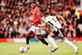 后排队员在进攻线延长线前原地将高于球网-华体会平台